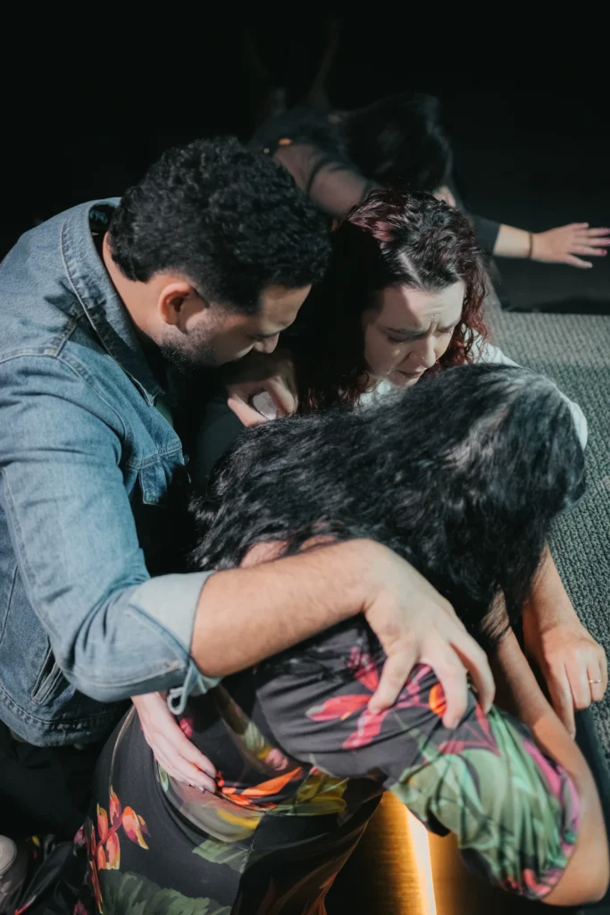 Participantes recebem apoio e oração durante um encontro na igreja.
