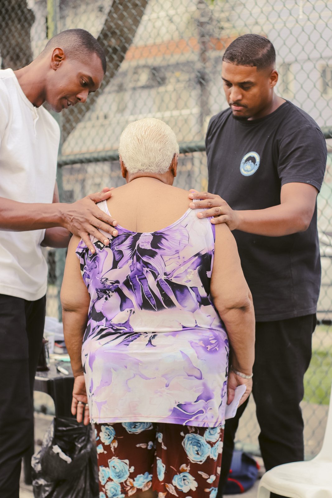 Voluntários acolhem uma moradora durante ação social