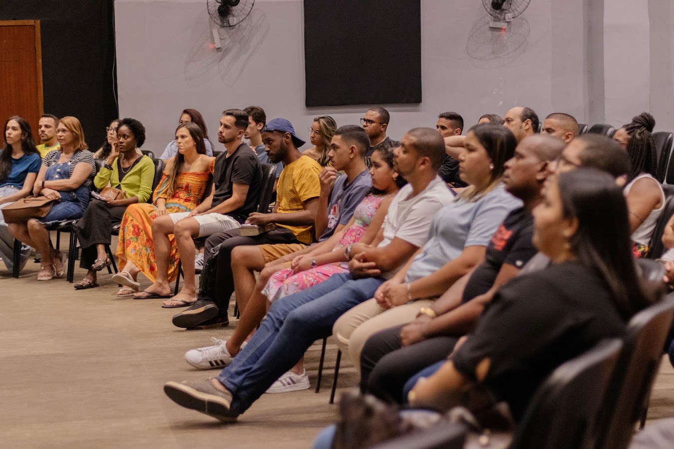 Participantes sentados em roda durante um encontro da Mesa de Integração.