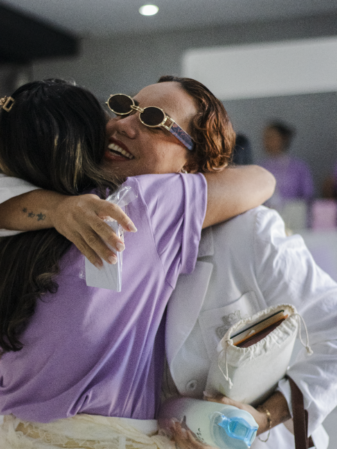 Duas mulheres se abraçam durante a Imersão de Mulheres.